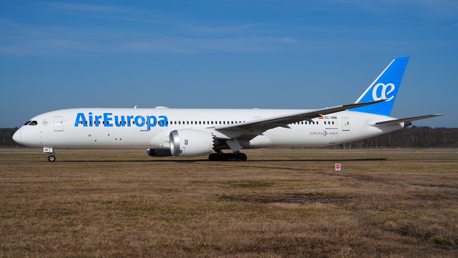 Foto: MarcelX42 — CC BY-SA 4.0 (Wikimedia Commons), https://commons.wikimedia.org/wiki/File:Hannover_Airport_Air_Europa_Boeing_787-9_Dreamliner_EC-OMB_%28DSC00212%29.jpg