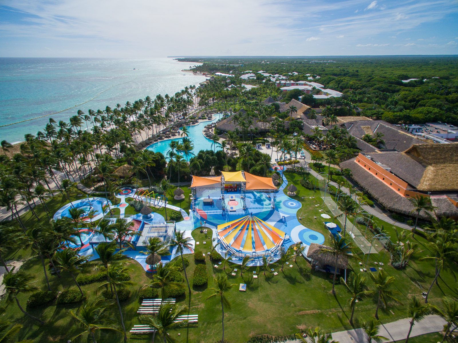 Foto: Ila Mae Thie — CC BY-SA 4.0 (Wikimedia Commons), https://commons.wikimedia.org/wiki/File:Club_Med_%28Punta_Cana%29.jpg
