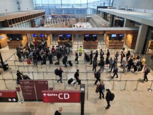 Filas de pasajeros ante las cabinas de control de pasaportes del aeropuerto BER