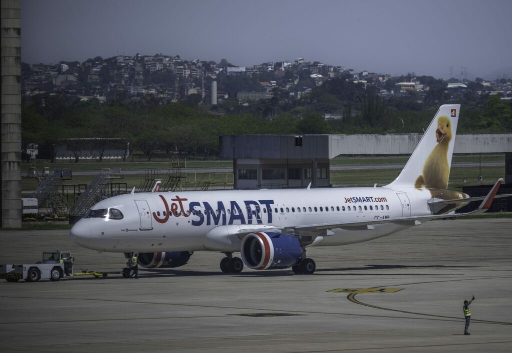 Avión Airbus A320neo de JetSMART en la plataforma de un aeropuerto