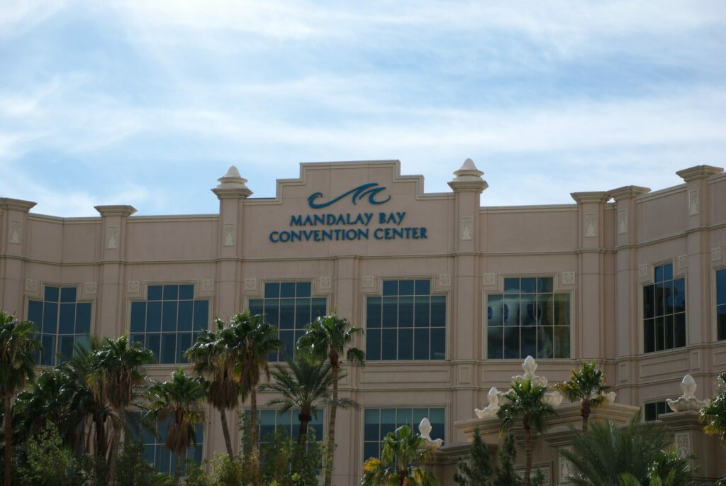 Fachada del Mandalay Bay Convention Center de Las Vegas con palmeras al frente