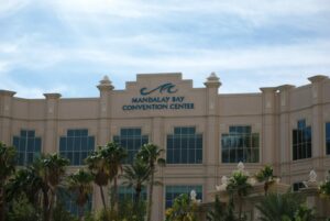 Fachada del Mandalay Bay Convention Center de Las Vegas con palmeras al frente