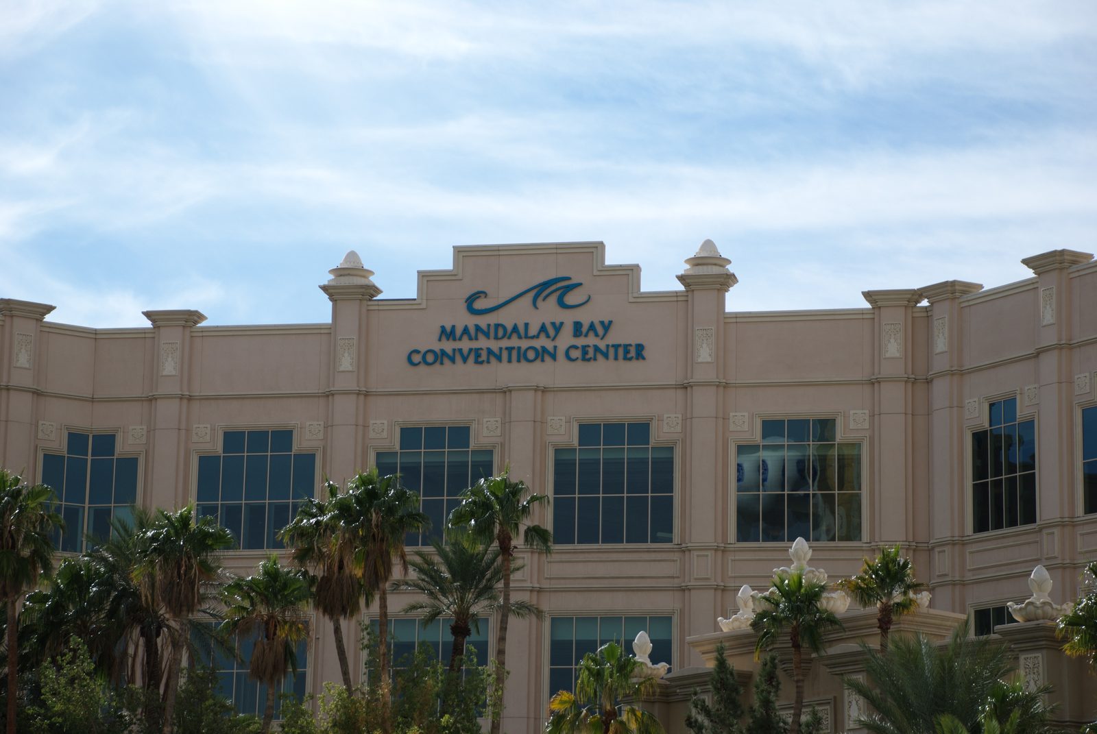 Foto: Adam Caudill — CC BY 2.0 (Wikimedia Commons), https://commons.wikimedia.org/wiki/File:MandalayBayConventionCenter.jpg