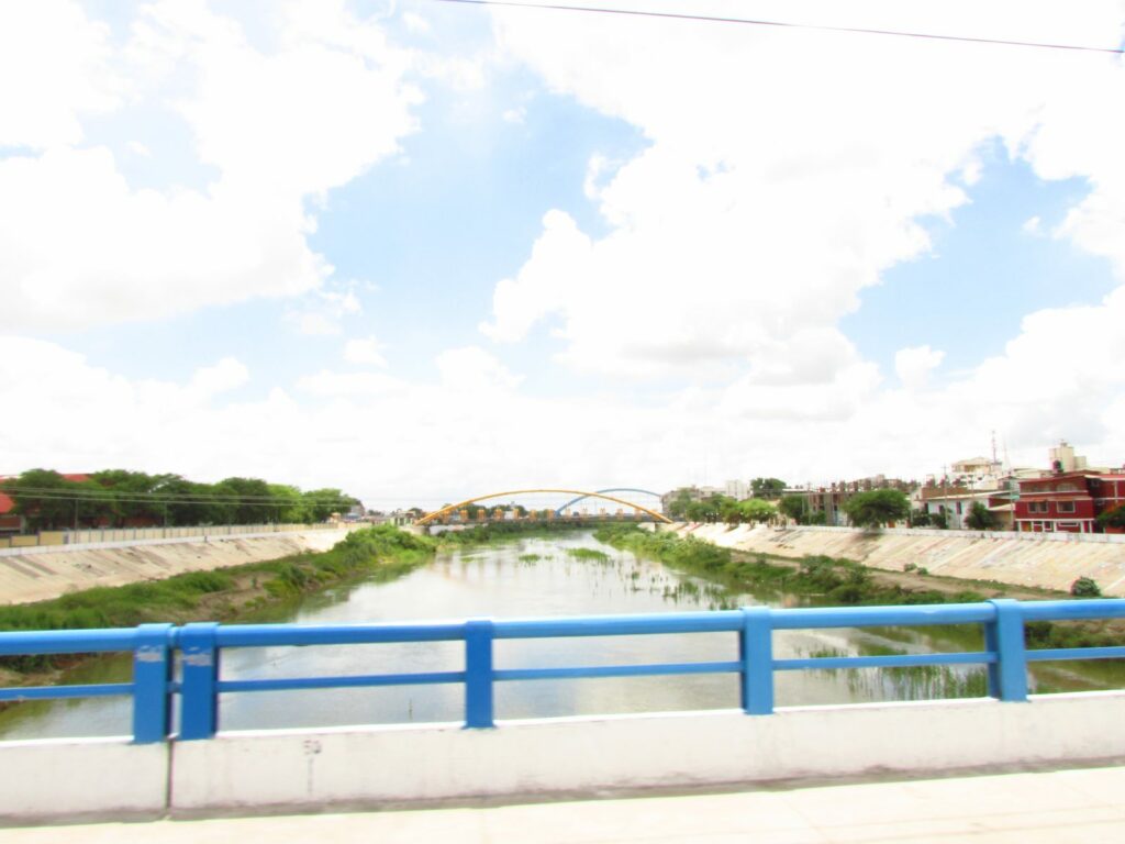 Cauce del río Piura entre muros de contención, visto desde un puente de la ciudad