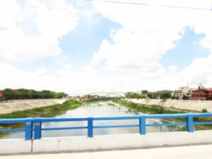 Cauce del río Piura entre muros de contención, visto desde un puente de la ciudad
