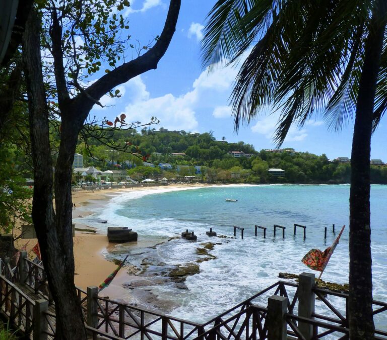 Foto: giggel — CC BY 3.0 (Wikimedia Commons), https://commons.wikimedia.org/wiki/File:St._Lucia%2C_Karibik_-_Beach_at_the_Sandals_Regency_-_panoramio.jpg