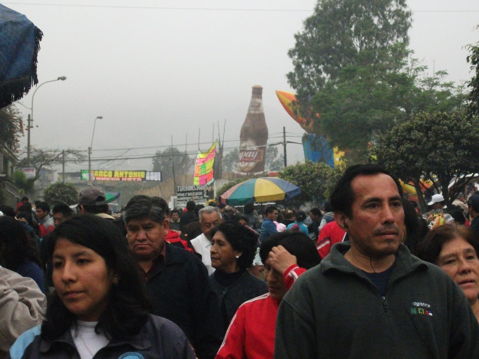 Foto: Yiauhece — CC BY-SA 4.0 (Wikimedia Commons), https://commons.wikimedia.org/wiki/File:D%C3%8DA_DE_TODOS_LOS_SANTOS_CEMENTERIO_DE_VIRGEN_DE_LOURDES_VILLA_MAR%C3%8DA_DEL_TRIUNFO_LIMA_PERU.jpg