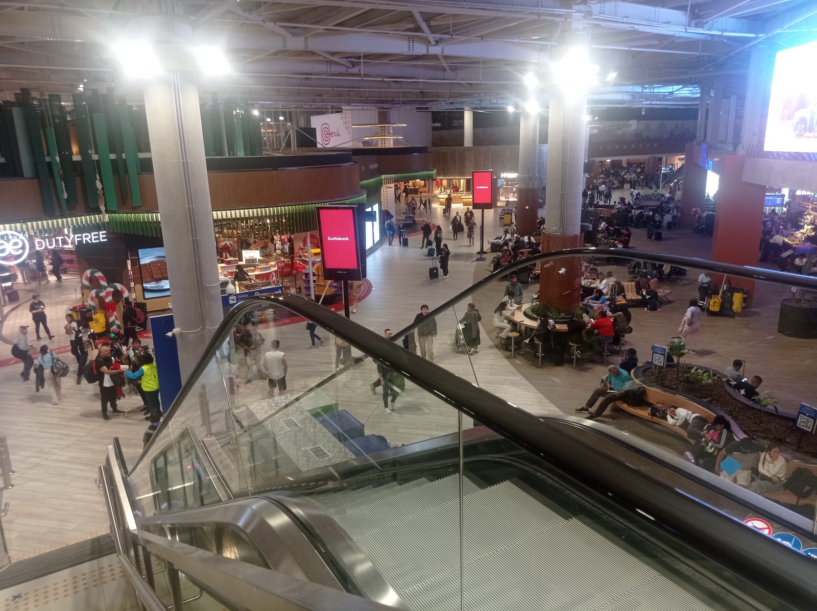 Foto: Entorpeditt — CC0 (Wikimedia Commons), https://commons.wikimedia.org/wiki/File:Aeropuerto_Jorge_Chavez_2025b.jpg