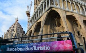 Bus turístico de Barcelona frente a la fachada de la Pasión de la Sagrada Familia