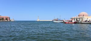 Puerto viejo de Chania con el faro al fondo y embarcaciones turísticas