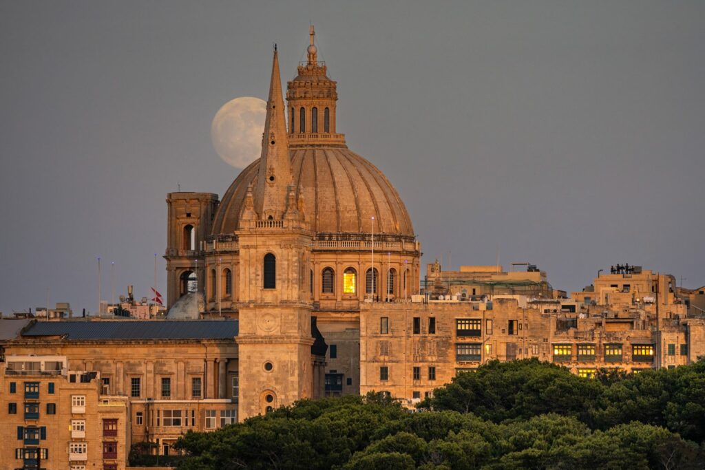 Cúpula de la basílica del Carmen y campanario de la procatedral de San Pablo, en La Valeta