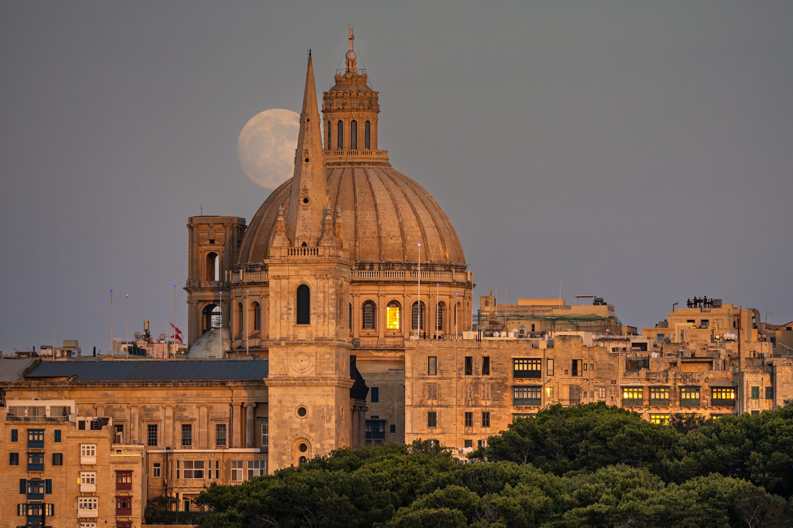 Foto: Marika Caruana — CC BY-SA 4.0 (Wikimedia Commons), https://commons.wikimedia.org/wiki/File:Valletta_skyline_view_from_Gzira.jpg