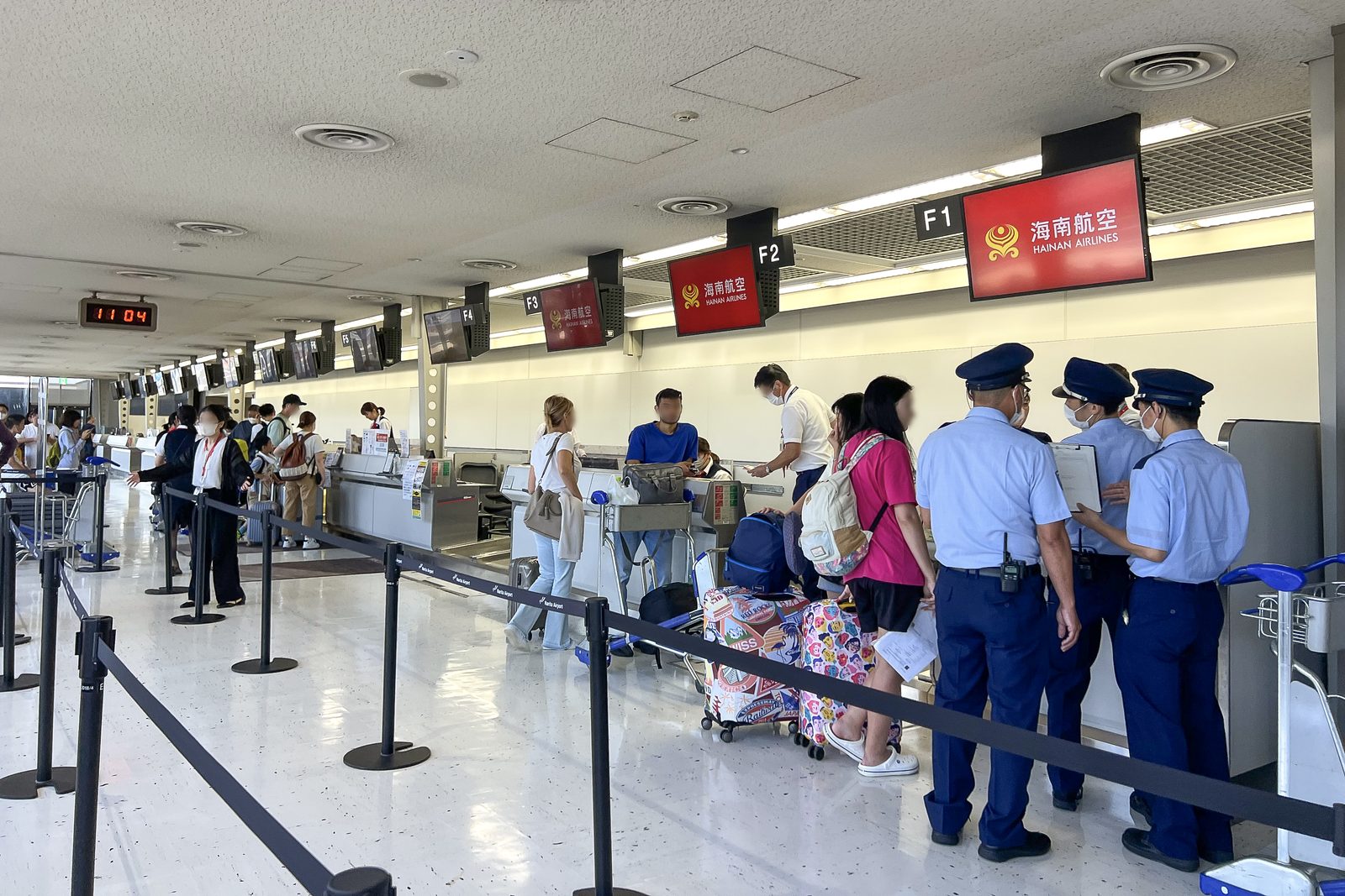 Foto: N509FZ — CC BY-SA 4.0 (Wikimedia Commons), https://commons.wikimedia.org/wiki/File:Check-in_counters_F_at_RJAA_T2_%2820230807110449%29.jpg
