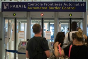 Pasajeros ante las puertas automáticas de control fronterizo PARAFE en el aeropuerto Charles de Gaulle
