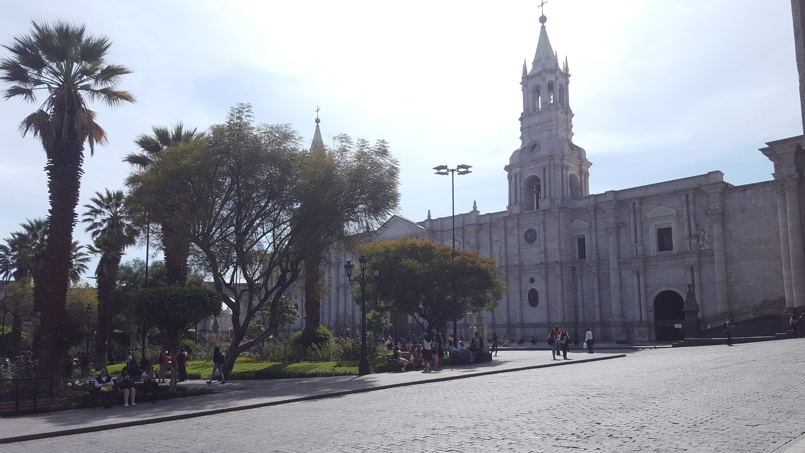 Foto: Jhonatan David Reategui Sifuentes — CC BY-SA 4.0 (Wikimedia Commons), https://commons.wikimedia.org/wiki/File:Plaza_de_Armas_y_Catedral_de_Arequipa.jpg