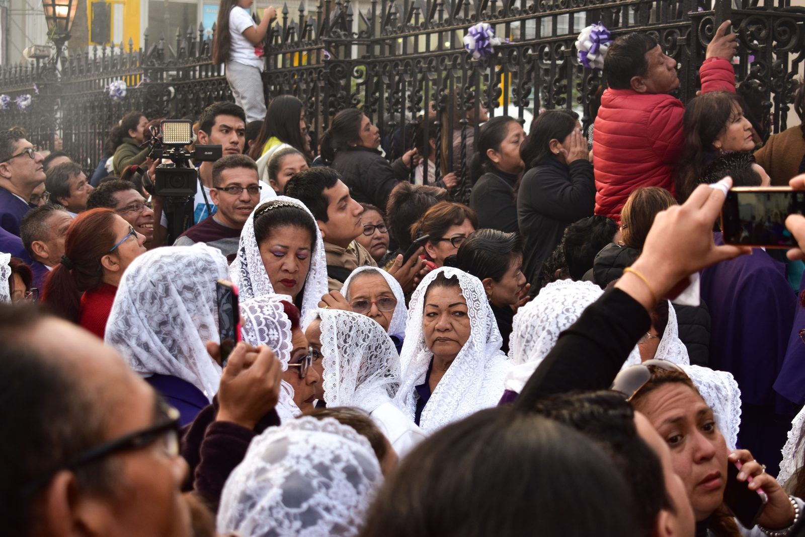 Foto: Emile Saico — CC BY-SA 4.0 (Wikimedia Commons), https://commons.wikimedia.org/wiki/File:Sahumadoras_en_la_procesi%C3%B3n_del_Se%C3%B1or_de_los_Milagros.jpg